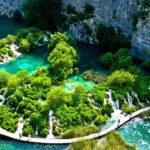 Vista de las pasarelas sobre los lagos de Plitvice