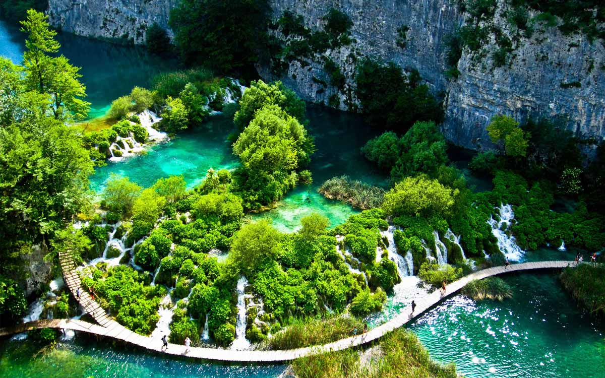 Vista de las pasarelas sobre los lagos de Plitvice